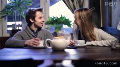 有吸引力的年轻夫妇在一起度过了美好的时光，在咖啡馆放松，交谈愉快的青少年在餐厅休闲